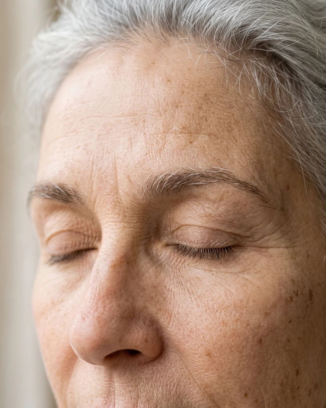 Paupières closes et sourcils d’une femme de 60 ans