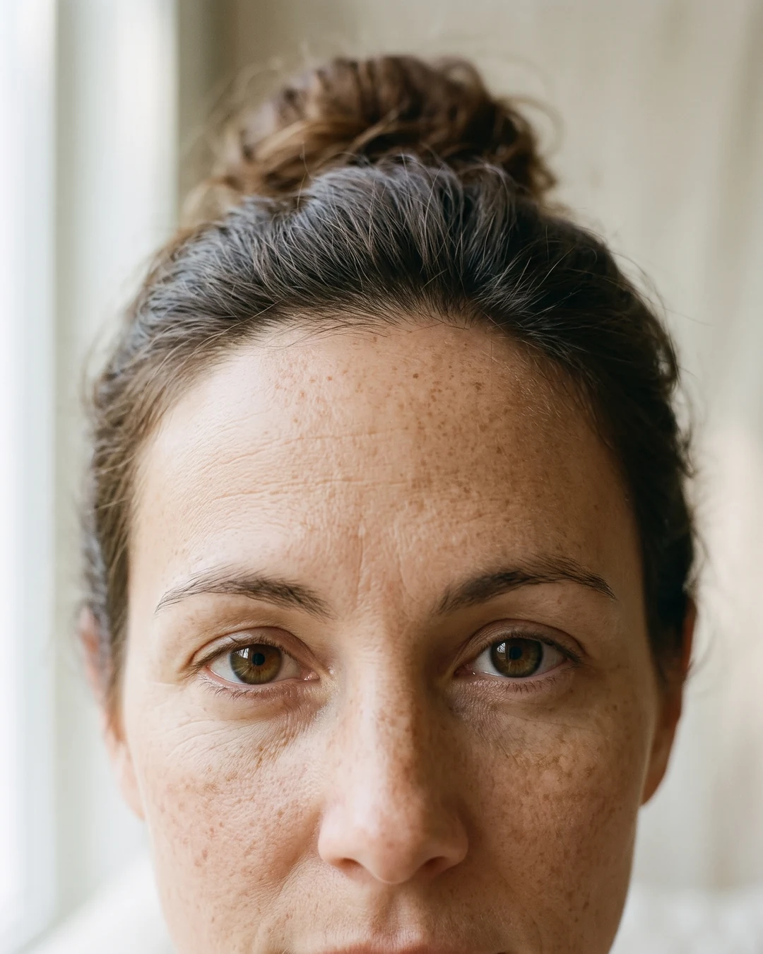 Femme dans la trentaine, visage détendu, regard calme