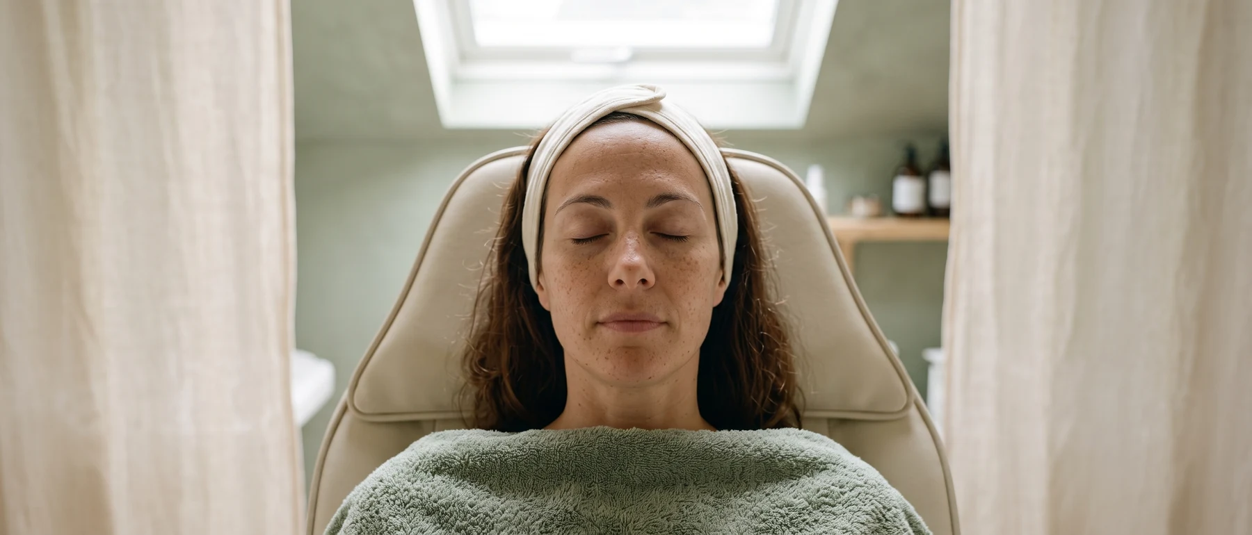 Femme détendue les yeux fermés sur un fauteuil de soin