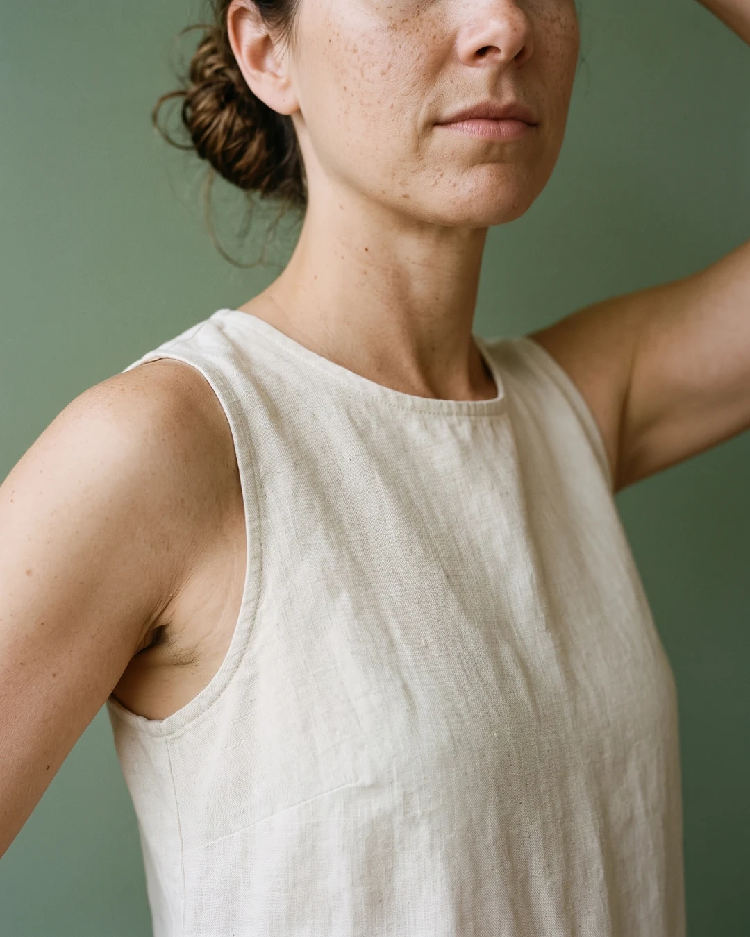 Épaule et bras dans une camisole de lin crème